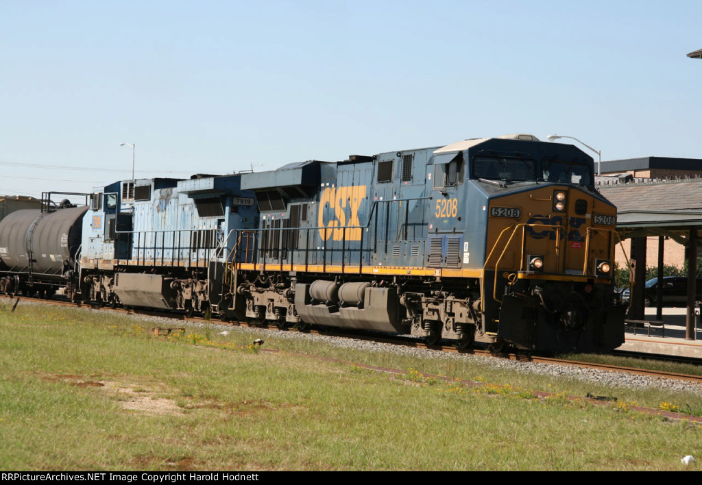 CSX 5208 & 7919 lead train Q406-08 northbound